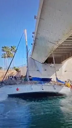 En vídeo, un hombre rompe parte del puente del canal del Estacio al cruzar con un barco