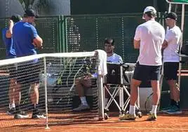 Carlos Alcaraz, junto a su equipo, este domingo en el Murcia Club de Tenis dialogando sobre las molestias en su antebrazo.
