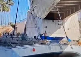 Buscan a un hombre que rompió parte del puente del Estacio de La Manga al cruzar con un barco.