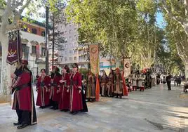 Desfile de una representación de las Fiestas del Escudo La Invasión de Cieza.