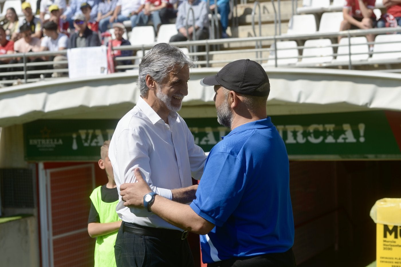 Los técnicos Pablo Alfaro y Víctor Basadre se saludan.