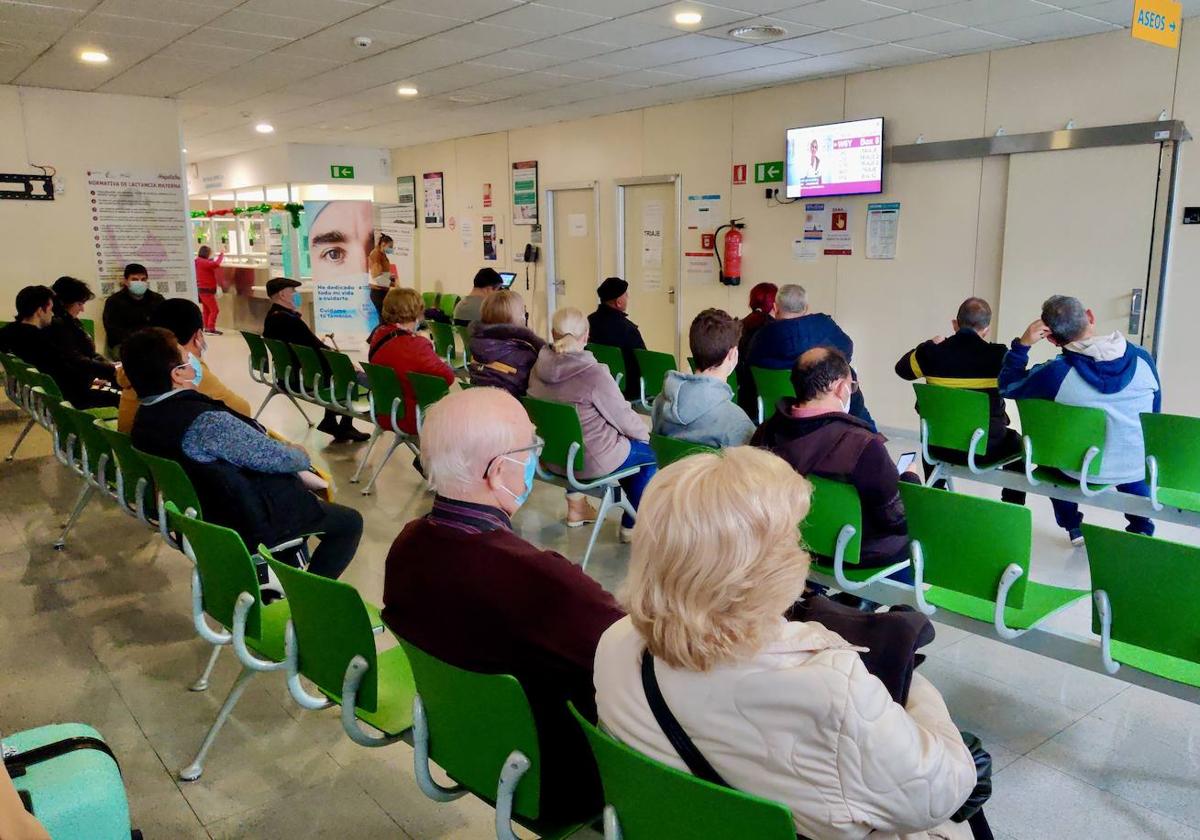 Pacientes esperan a pasar a la consulta en una imagen de archivo.