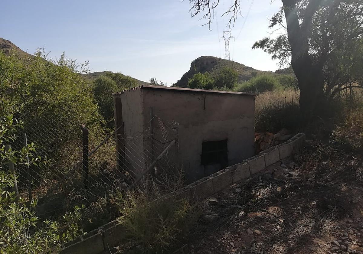 La caseta donde se oculta el motor del pozo, al pie del Talayón (Águilas).
