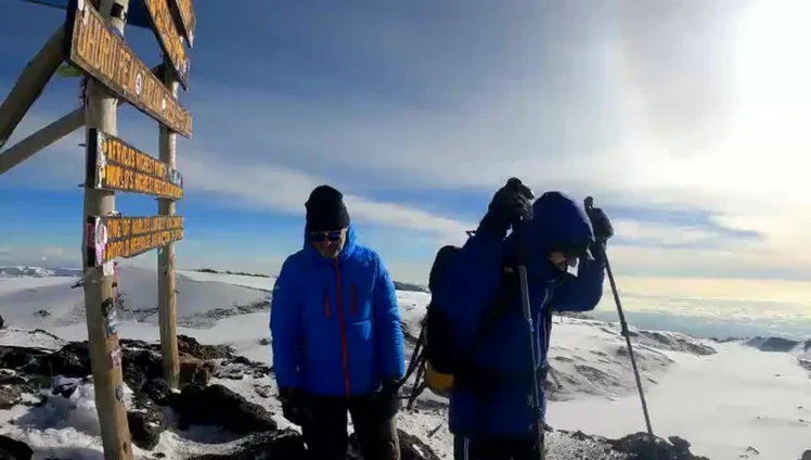 El montañero murciano sordociego Javier García Pajares llega a la cima del Kilimanjaro