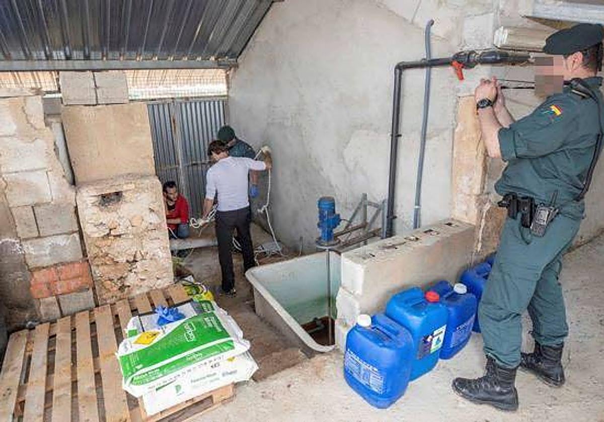 Un guardia civil toma imágenes de una desaladora ilegal del Campo de Cartagena, durante una inspección, en una foto de archivo.