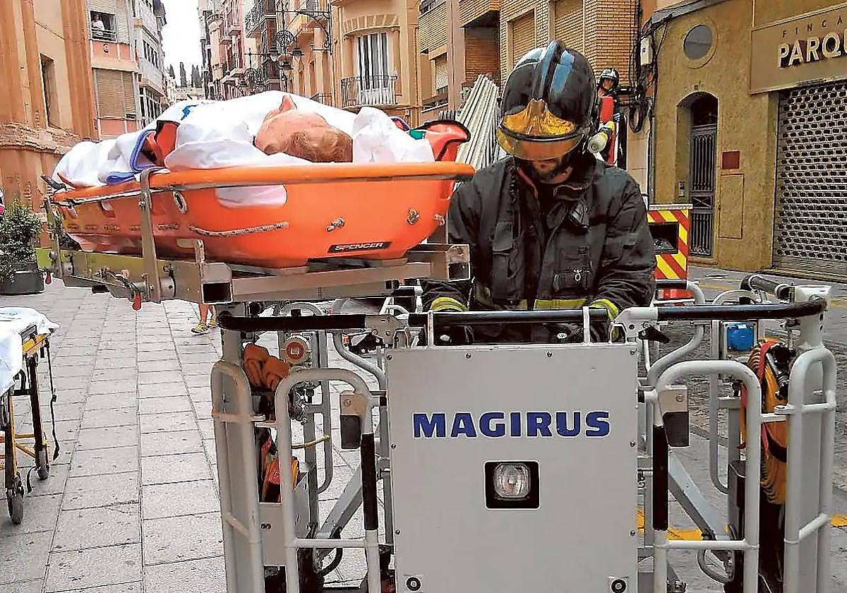 Un bombero evacúa a una persona mayor en la calle del Aire en una imagen de archivo.