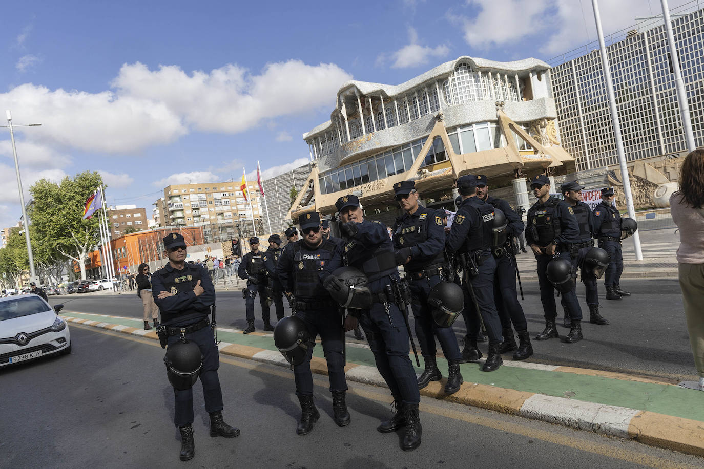 En imágenes: manifestantes protestan en la puerta de la Asamblea