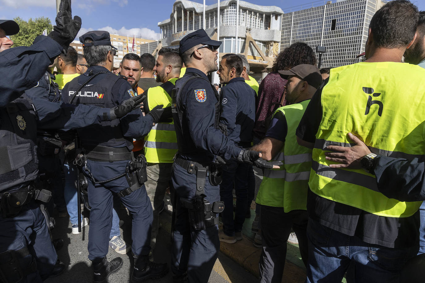 En imágenes: manifestantes protestan en la puerta de la Asamblea