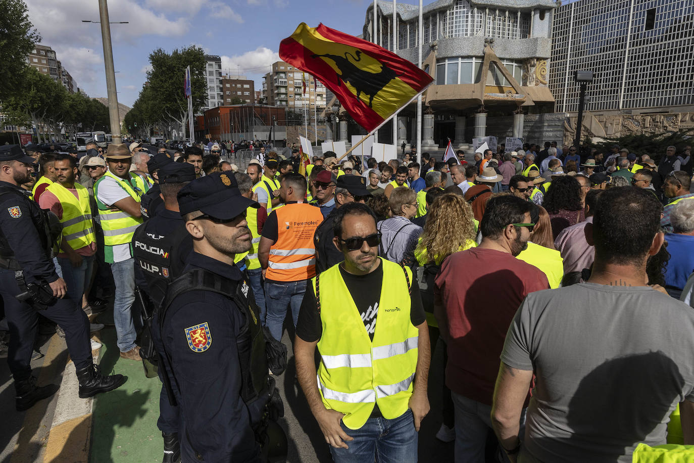 En imágenes: manifestantes protestan en la puerta de la Asamblea