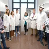 Los investigadores Fernando Soler, Silvia Pascual, Miriam Ruiz, Francisco Bastida, Mari Carmen Asensio, Domingo Pascual, Antonio Lax y Carmen Sánchez, ayer en el IMIB.