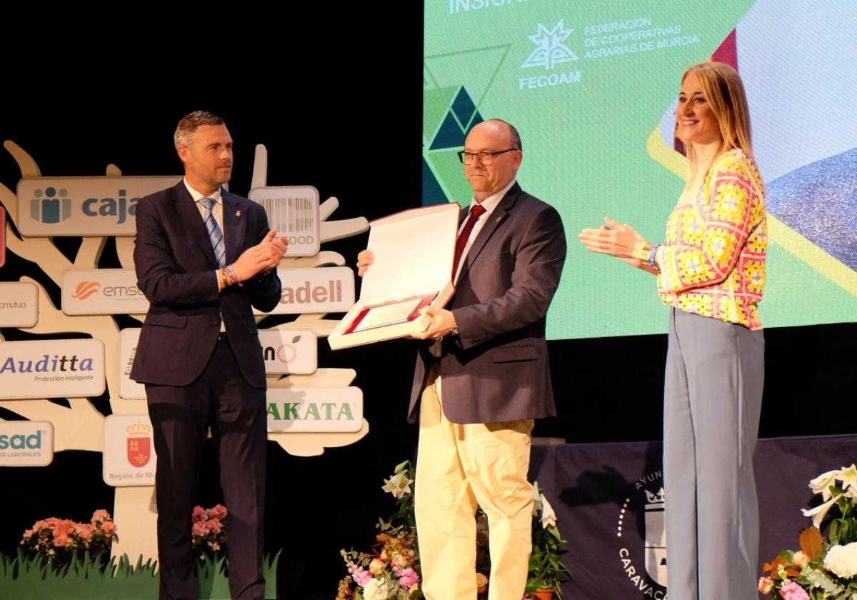 Facundo Pérez recibió el reconocimiento de la federaciónde manos de la delegada del Gobierno, Mariola Guevara, y el alcalde de Caravaca de la Cruz, José Francisco. García.
