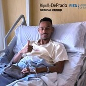 Djibril Sow, jugador del Sevilla, tras ser operado en el Hospital Ruber Internacional de Madrid.