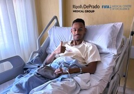 Djibril Sow, jugador del Sevilla, tras ser operado en el Hospital Ruber Internacional de Madrid.