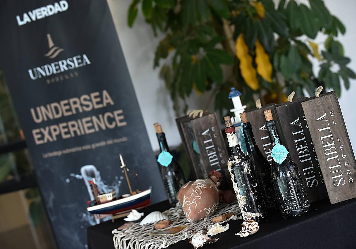 Las botellas tienen un diseño único, ya que en ellas se puede observar la acción del mar en su proceso de inmersión submarina.