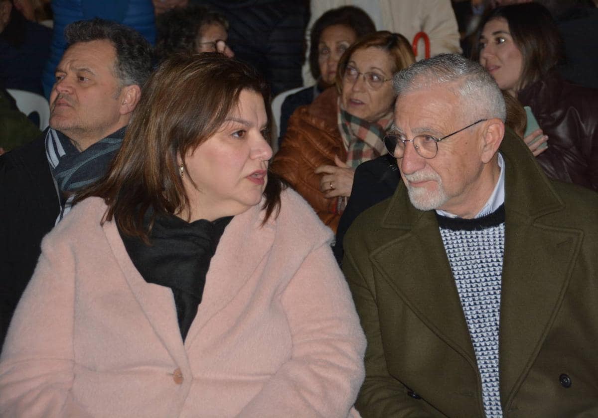 Maria Jesús López, del PSOE, junto al concejal de Vox, ya liberado, Pascual Egea, en un acto de Semana Santa.