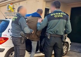 Los agentes de la Benemérita con el detenido.