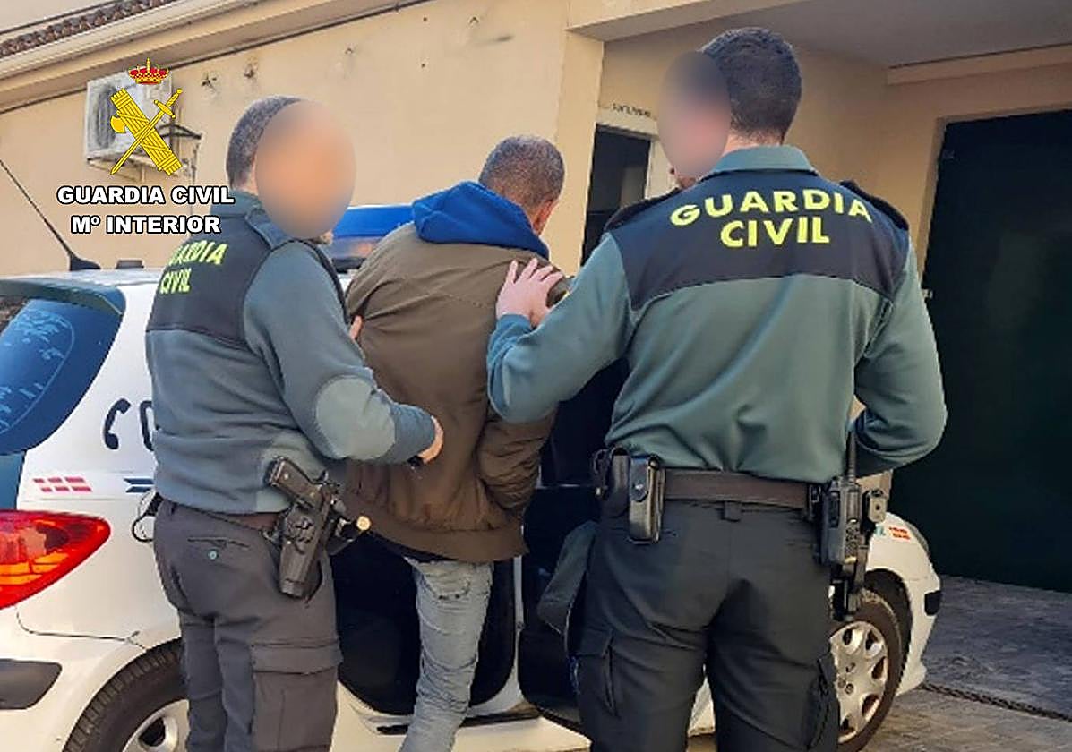 Los agentes de la Benemérita con el detenido.