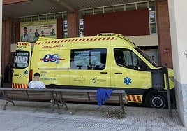 Una ambulancia en La Arrixaca, en una foto de archivo.
