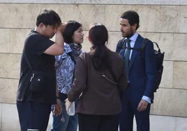 Familiares de la turista de Singapur muerta con el abogado Manuel Martínez en la entrada del Instituto de Medicina Legal de Murcia.