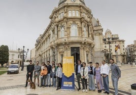 Los participantes durante la presentación.