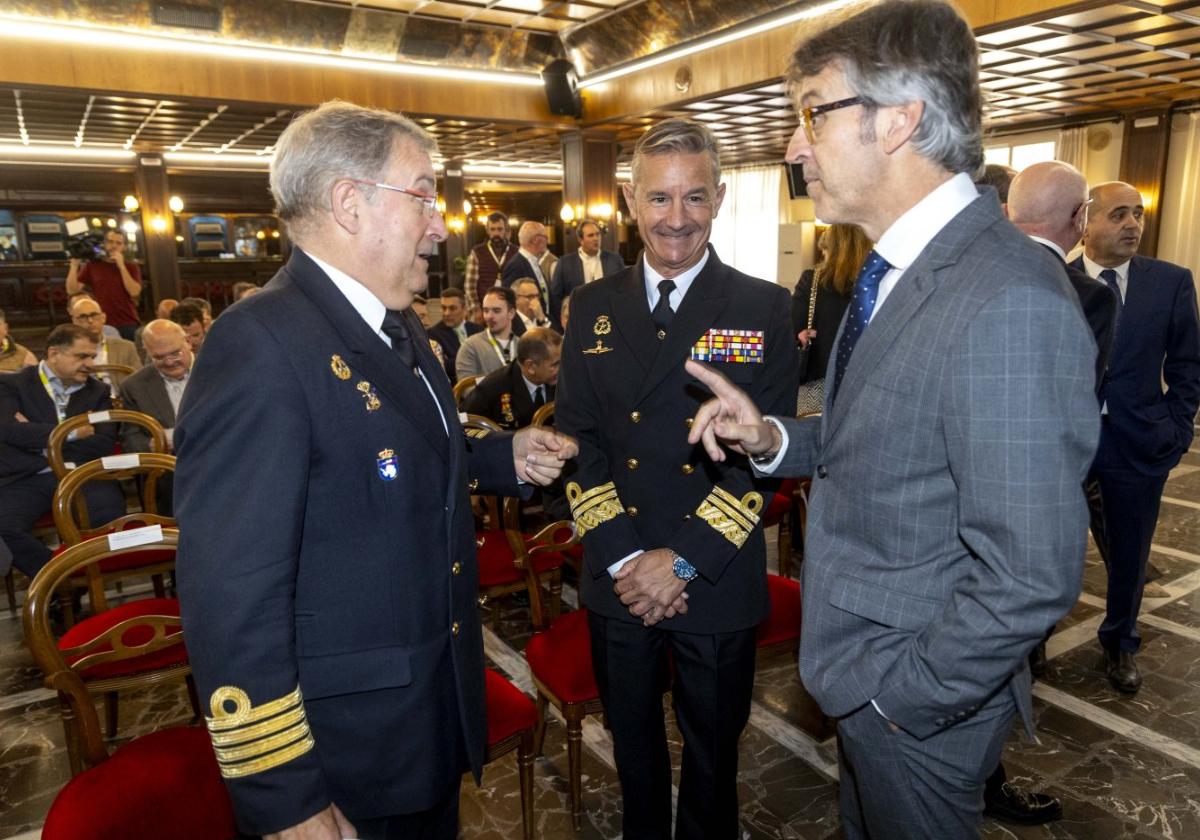 Alberto Cartelle, Alejandro Cuerda y Luis Alberto Marín conversan momentos antes la presentación del estudio, en un salón del Club de Oficiales de la Armada.