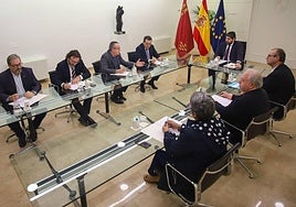 Un momento de la reunión celebrada este viernes.