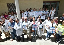 Profesionales en el centro de salud de San Andrés, durante una concentración en protesta por las agresiones a sanitarios.
