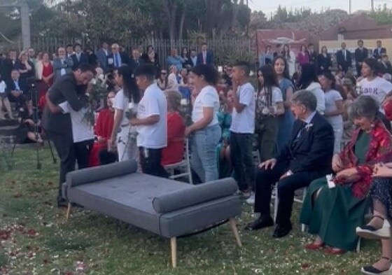 El momento en el que los alumnos desfilan hasta el altar.