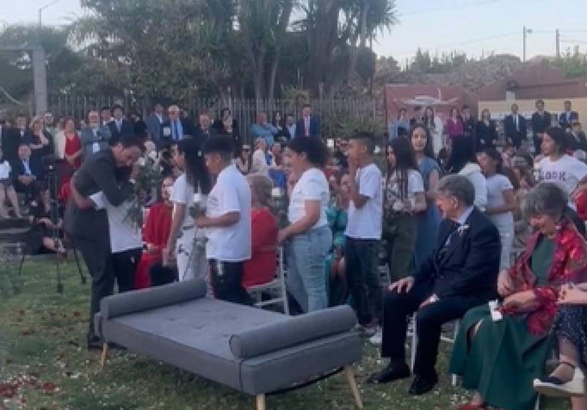 El momento en el que los alumnos desfilan hasta el altar.