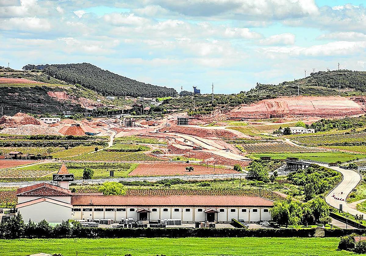 Instalaciones de Bodegas Corral, junto al camino de Santiago, en la localidad riojana de Navarrete.