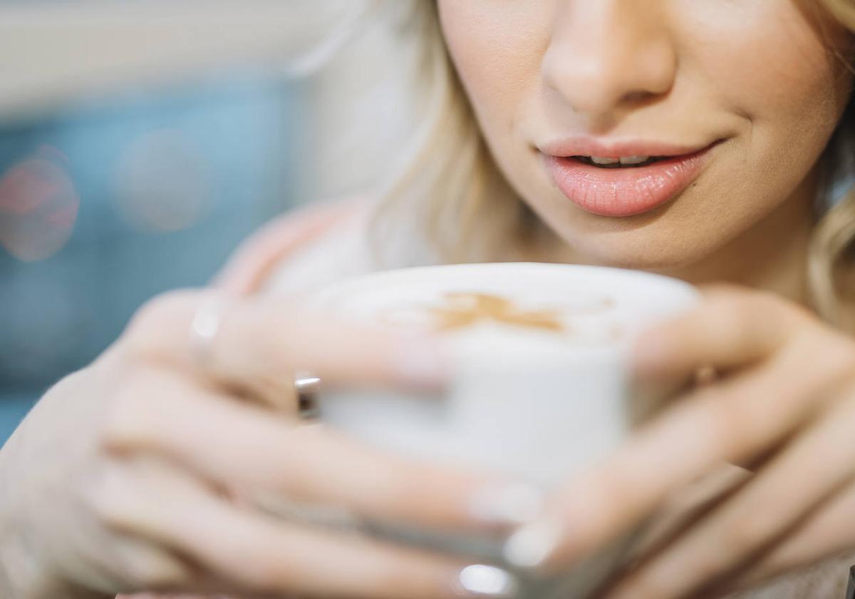 Cómo evitar que el café dañe tus dientes.