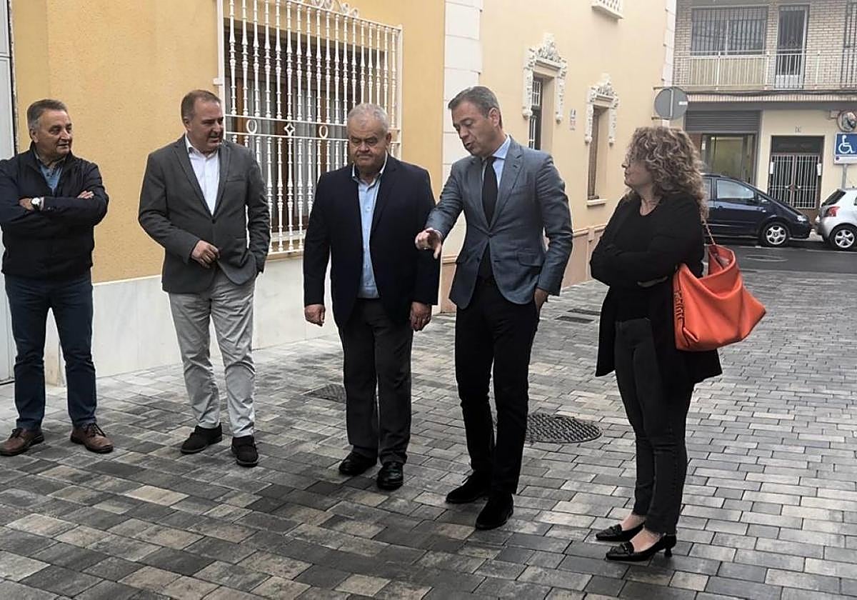 El consejero y el alcalde (c), acompañados por concejales de Totana.