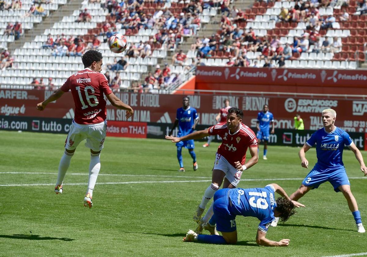 Víctor Rofino, central del Real Murcia, cabecea un balón en el partido ante la UD Melilla.