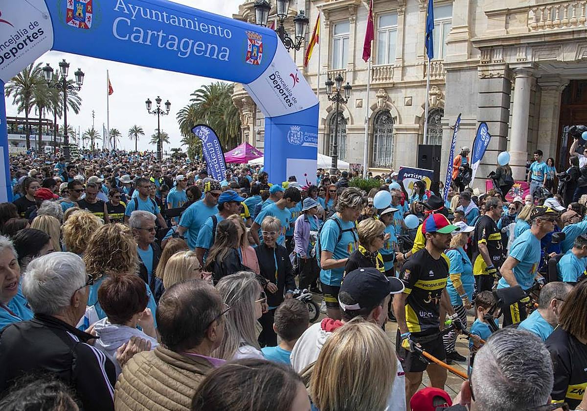 Salida de la marcha solidaria desde la Plaza del Ayuntamiento.