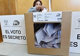 Las imágenes del voto de los ecuatorianos de la Región