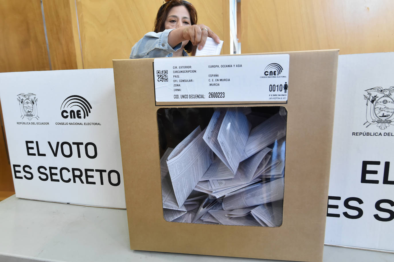 Las imágenes del voto de los ecuatorianos de la Región
