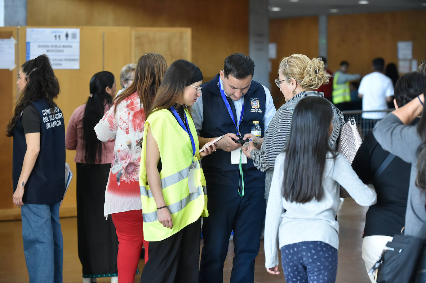 Las imágenes del voto de los ecuatorianos de la Región