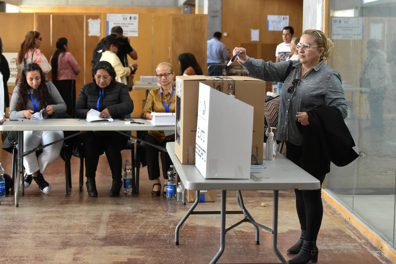 Las imágenes del voto de los ecuatorianos de la Región