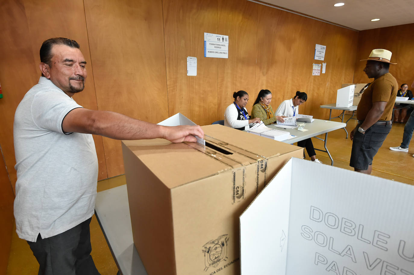 Las imágenes del voto de los ecuatorianos de la Región