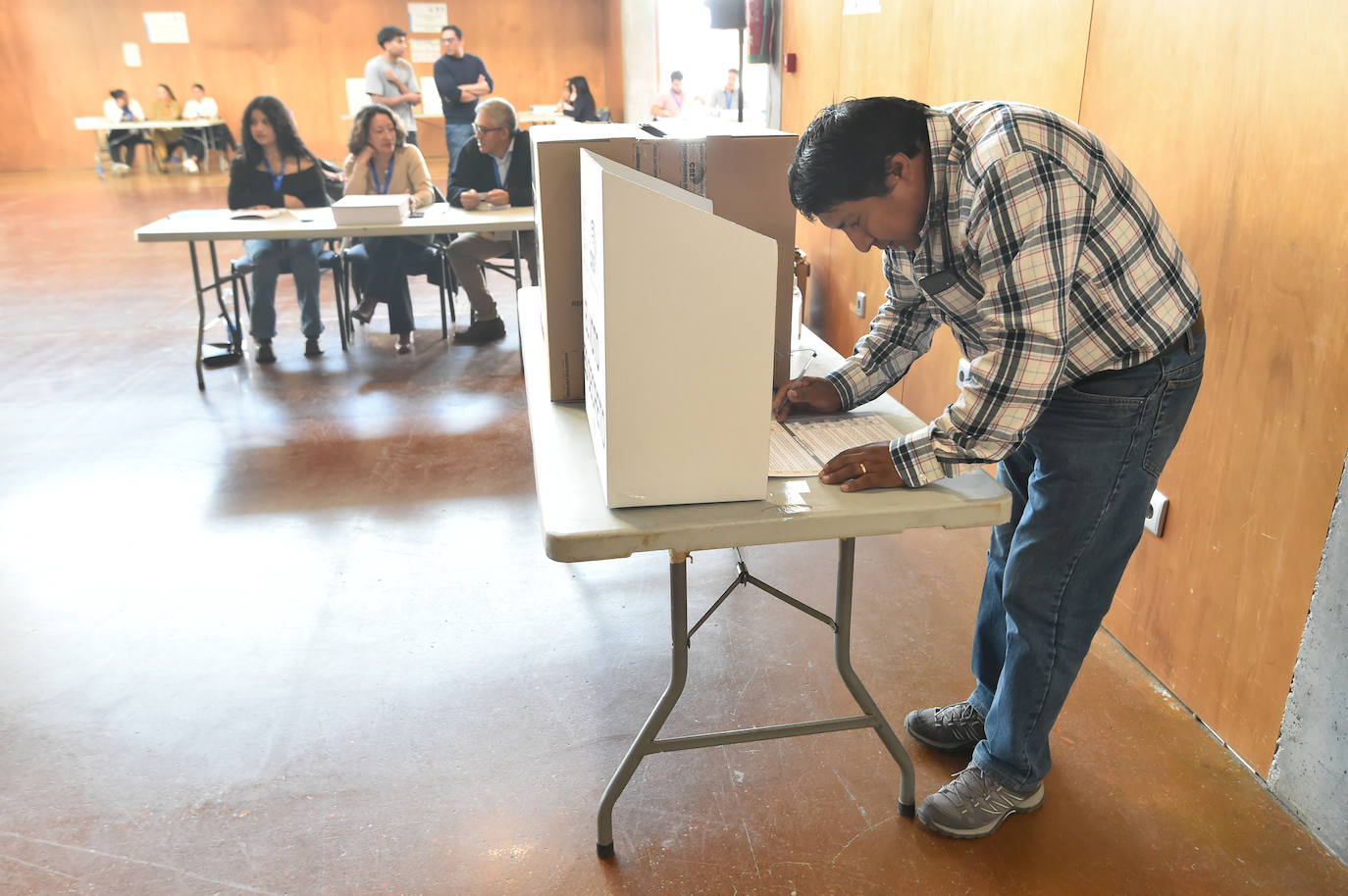 Las imágenes del voto de los ecuatorianos de la Región