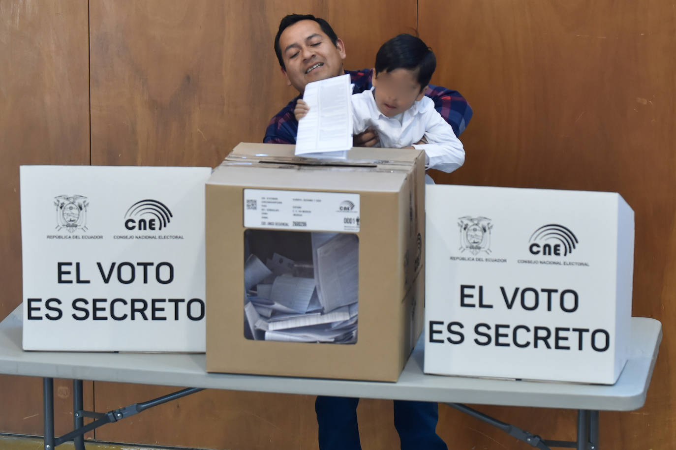 Las imágenes del voto de los ecuatorianos de la Región
