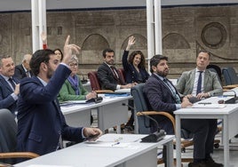 Antelo, en primer término, en una votación del miércoles. López Miras y Ortuño, a la derecha.