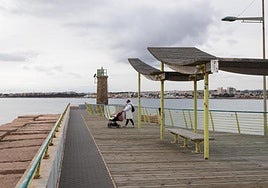 Tramo final del paseo del dique de Levante, junto al faro del puerto de Torrevieja.