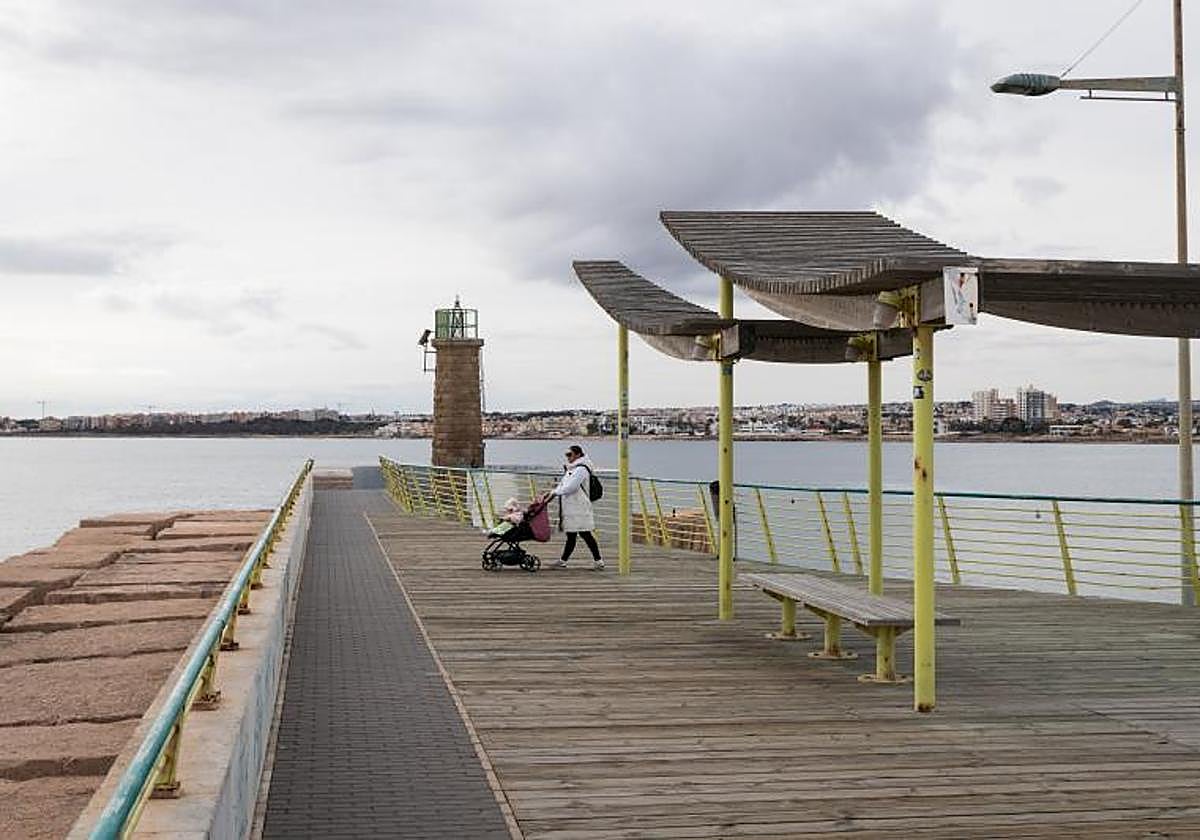 Tramo final del paseo del dique de Levante, junto al faro del puerto de Torrevieja.