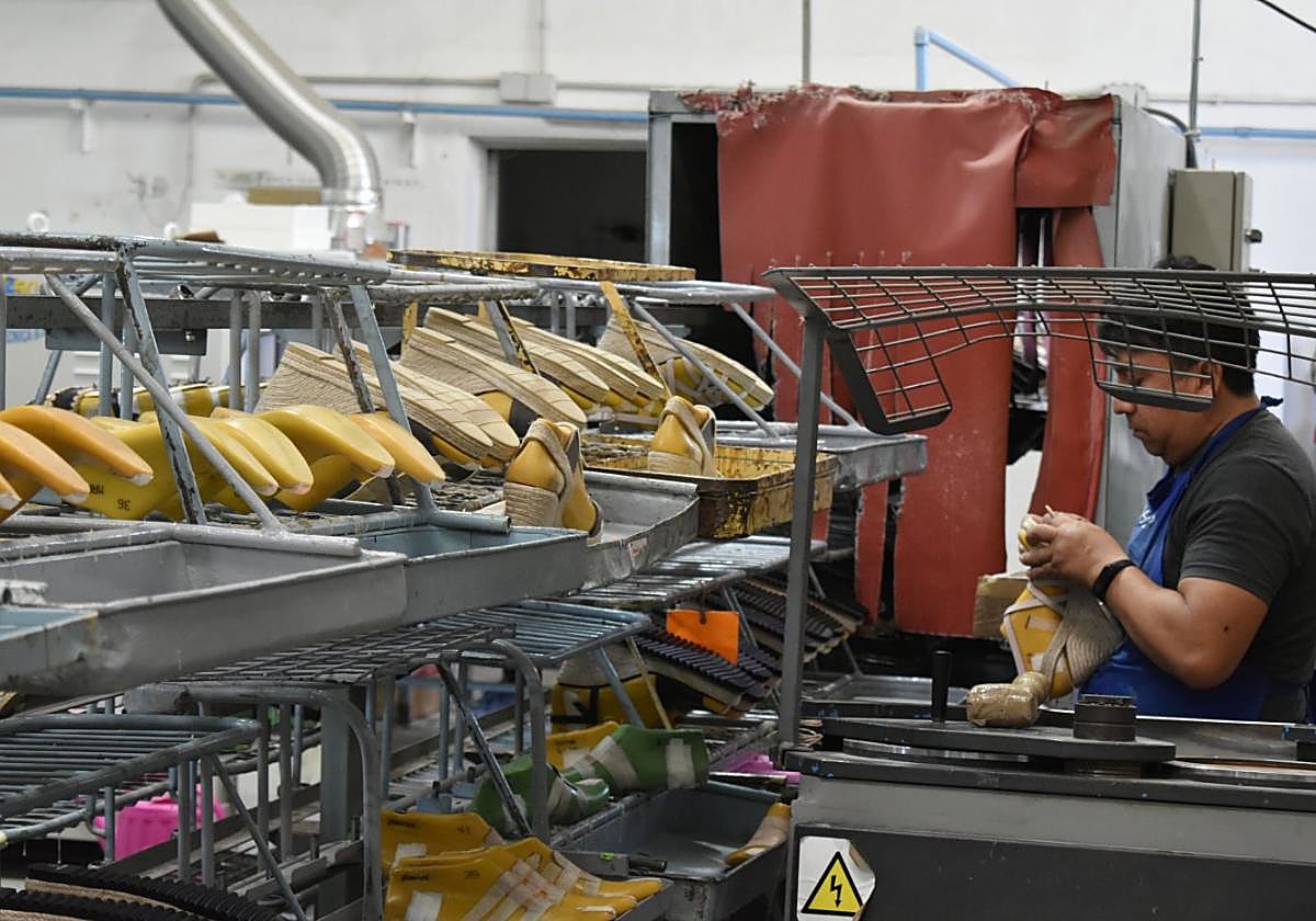 Un trabajador de la empresa de calzado Casteller, en pleno proceso de fabricación, en sus instalaciones en Caravaca, el pasado jueves.