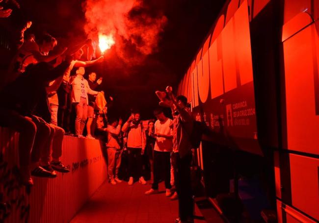 La afición enciende bengalas en Zamora antes de la salida del autobús, la pasada madrugada, a Madrid.