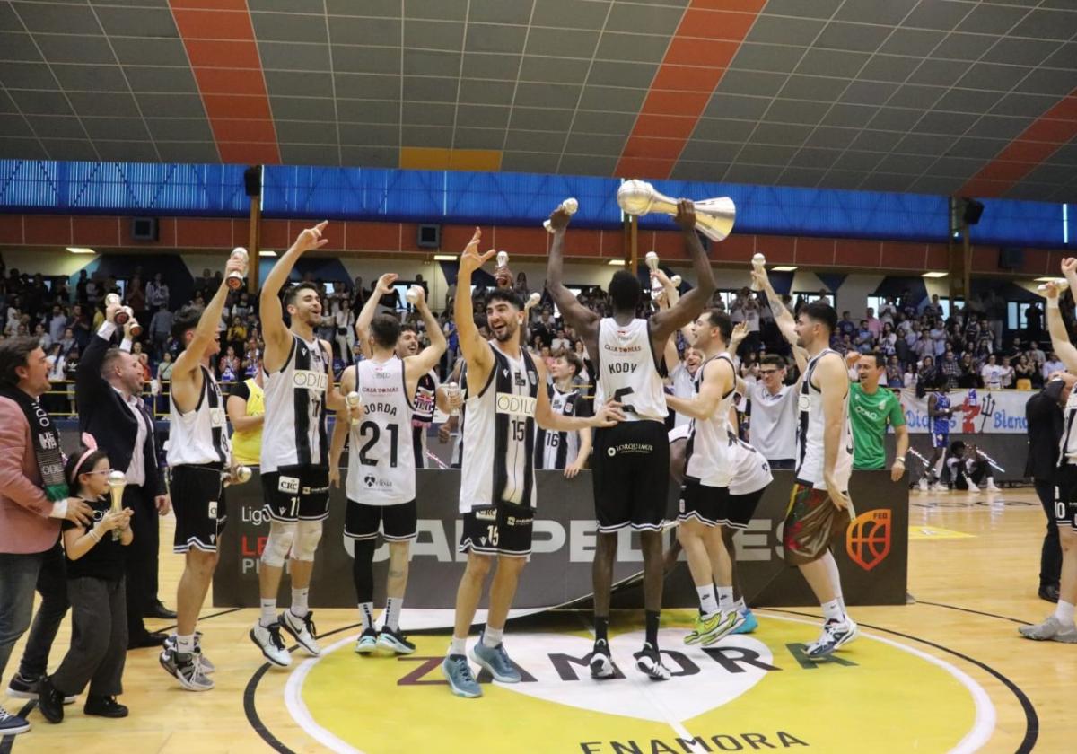 Plantilla y directivos del Odilo FC Cartagena, con la copa de campeones, celebran el ascenso a LEB Oro en Zamora.