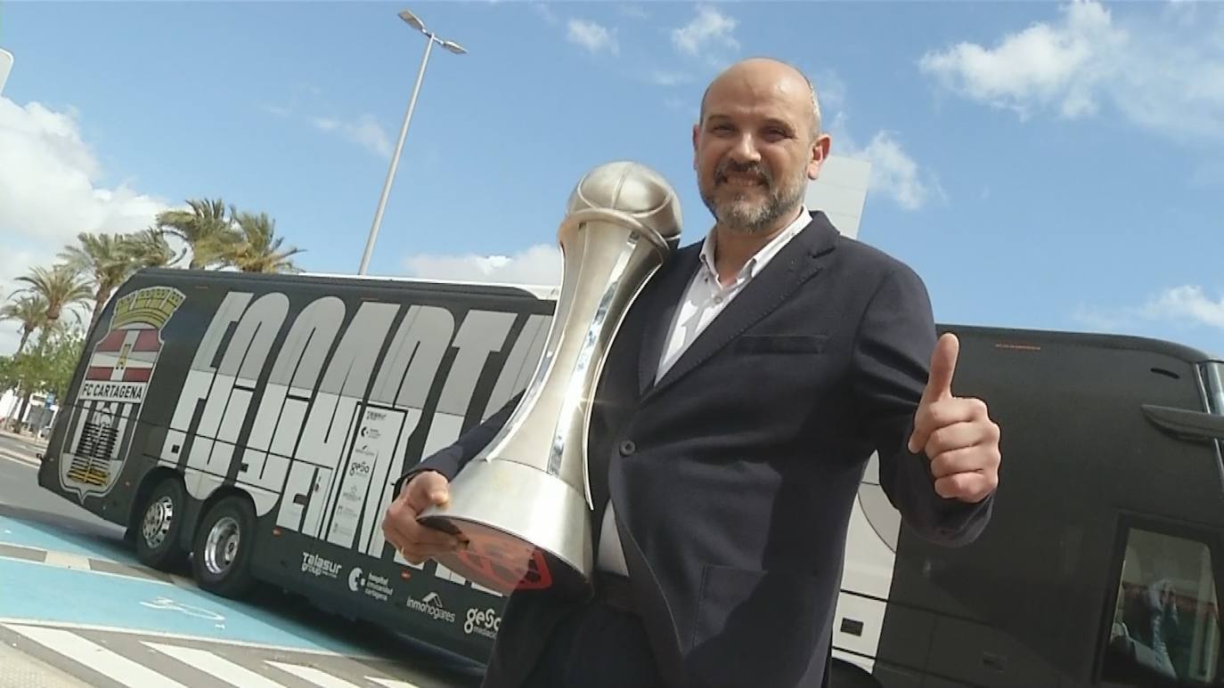 El director deportivo Pepe García, ayer con la copa.