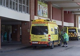 Ambulancias en la puerta de urgencias de La Arrixaca.
