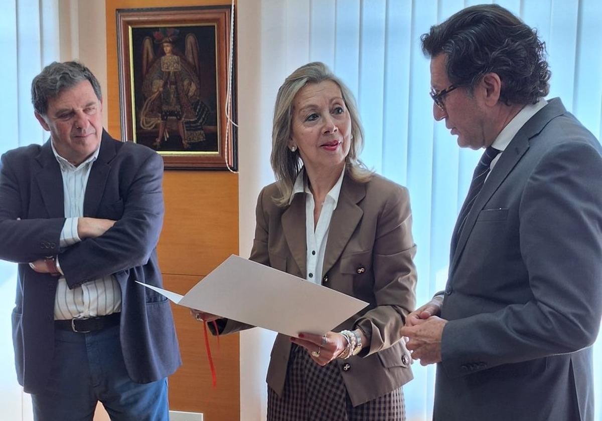 La magistrada Pilar Alonso firmando su cese junto al presidente de la Audiencia Provincial, Miguel Ángel Larrosa (izq.) y el presidente del TSJ, Miguel Pasqual del Riquelme.